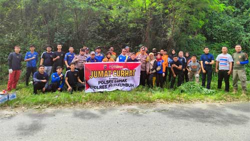 Kapolsek Luhak, AKP Rika Susanto, SH mengajak warga masyarakat Nagari Bukik Sikumpa dan Nagari Balai Panjang untuk melaksanakan kerja bakti bersih-bersih lingkungan di sepanjang Jalan raya lintas Payakumbuh-Lintau km 11
