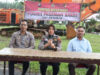 Kasubsipenmas Seksi Humas Ipda Admi Pandowita, S.H yang didampingi Kasat Reskrim AKP Fahrel Haris, S.H., M.H dan Kanit Tipidter Satreskrim Aipda Ilva Yanarida, S.H pada saat press release di halaman Mapolres