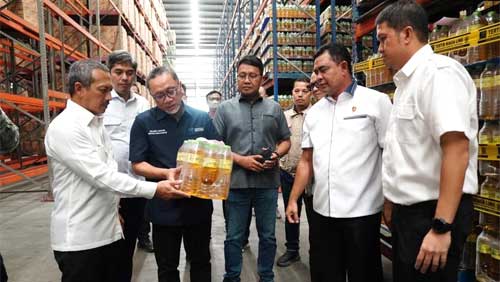 Kementerian Perdagangan bersama Satgas Pangan Polri melakukan inspeksi mendadak (sidak) terhadap ketersediaan produk minyak goreng merek MINYAKITA di PT Bina Karya Prima (BKP) di Marunda, Jakarta Utara