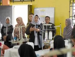 Ketua Dekranasda Kepri Tinjau Siswa SMKN 2 Tanjungpinang Belajar Merajut