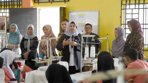 Hj. Dewi Kumalasari Ansar berkunjung ke Ruang Industri dan Produksi SMKN 2 Tanjungpinang