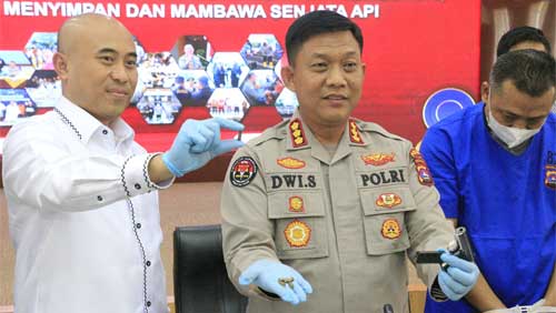 Kabid Humas Polda Sumbar, Kombes Pol Dwi Sulistyawan, S.Ik didampingi Dirreskrimum Polda Kombes Pol Andry Kurniawan, S.Ik saat konferensi pers