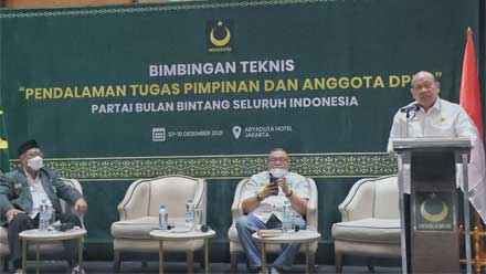 LaNyalla Sebut Presidential Threshold Perusak Persatuan Bangsa 1 LaNyalla Mahmud Mattalitti di hadapan para Anggota DPRD Partai Bulan Bintang