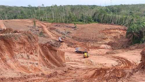 PT PSM melakukan land clearing atau pembersihan lahan menggunakan alat berat seperti excavator, bulldozzer, vibro serta sejumlah dum truck