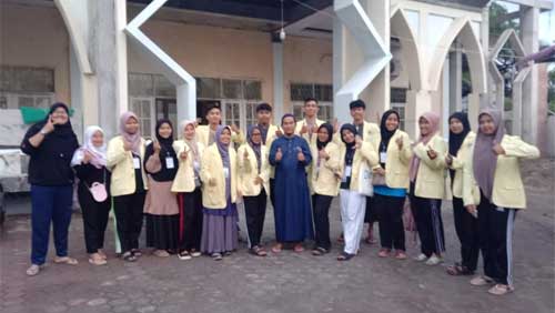 Mahasiswa KKN UNP foto bersama usai Acara Perpisahan dengan Masyarakat Kampung Baru Pariaman