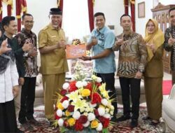 Gubernur Mahyeldi menerima kunjungan Ketua dan Komisioner Komisi Penyiaran Indonesia Daerah (KPID) Sumatera Barat di Istana Gubernur