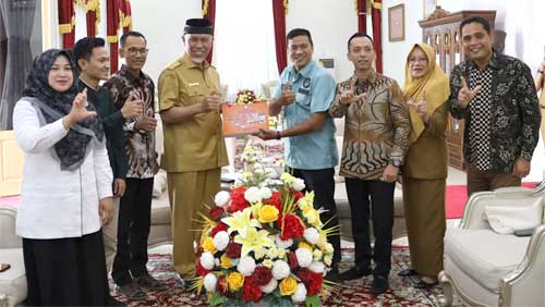 Gubernur Mahyeldi menerima kunjungan Ketua dan Komisioner Komisi Penyiaran Indonesia Daerah (KPID) Sumatera Barat di Istana Gubernur