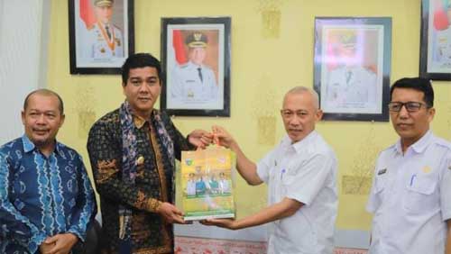 Pemkab Merangin Jambi Study Tiru ke Pesisir Selatan 1 Sekrdakab Pesisir Selatan, Mawardi Roska terima rombongan Pemerintah Kabupaten (Pemkab) Merangin, Provinsi Jambi di Kantor Bupati