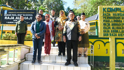 Menteri Desa, Pembangunan Daerah Tertinggal dan Transmigrasi (Mendes PDTT), H. Abdul Halim Iskandar melakukan wisata Religi ke Pulau Penyengat