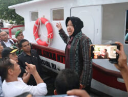 Menteri Sosial Serahkan 25 Unit Kapal Kepada Nelayan di Sikka NTT