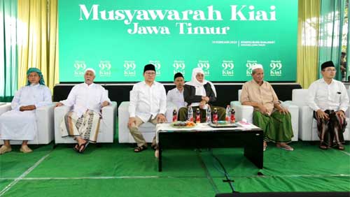 Gus Muhaimin dan 99 kiai khos dan ratusan gawagis dari berbagai pondok pesantren di Jawa Timur dalam forum bertajuk Musyawarah 99 Kiai Jawa Timur di Ponpes Progresif Bumi Shalawat, Sidoarjo