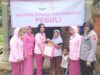 Ketua Cabang Bhayangkari Polres Pariaman, Ny. Hendri Aziz Saat Serahkan Bantuan Di Padang Lariang