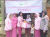 Ketua Cabang Bhayangkari Polres Pariaman, Ny. Hendri Aziz saat serahkan bantuan di Padang Lariang