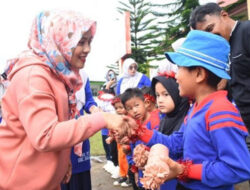 Ny Yenni Andri Warman Bagikan Doorprize Kepada Anak-Anak Yang Mengikuti Senam Massal Tk/Paud Se Kecamatan Malalak, Di Paud Kabupaten Agam