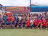 Sekretaris Daerah Kabupaten Agam, Edi Busti, foto bareng peserta Open Turnamen Sepak Bola Seroja Cup III tahun 2023, di lapangan sepakbola Kayu Gadih, Jorong Jambu Aia, Nagari Taluak IV Suku, Kecamatan Banuhampu
