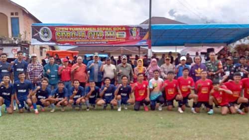 Sekretaris Daerah Kabupaten Agam, Edi Busti, foto bareng peserta Open Turnamen Sepak Bola Seroja Cup III tahun 2023, di lapangan sepakbola Kayu Gadih, Jorong Jambu Aia, Nagari Taluak IV Suku, Kecamatan Banuhampu