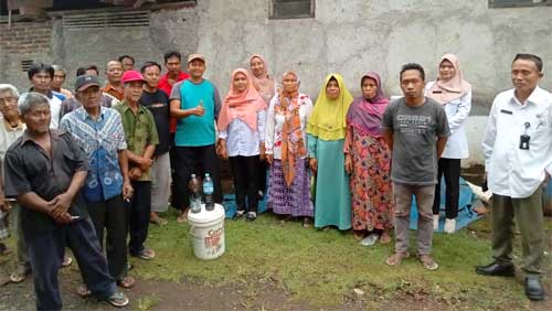 Peserta Pelatihan Pembuatan Pupuk Organik Oleh Kelompok Tani Sido Makmur Desa Pogungkalangan, Kecamatan Bayan, Kabupaten Purworejo, Jawa Tengah