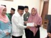 Bupati Andri Warman lepas keberangkatan para pemenang lomba Musabaqah Hifzil Qur'an (MHQ) pertama tingkat Kabupaten Agam laksanakan umrah ke tanah suci, di Mess Pemkab Agam, Belakang Balok, Bukittinggi