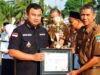 Bupati Dharmasraya, Sutan Riska Tuanku Kerajaan serahkan tropi penghargaan kepada para pemenang peserta lomba Pawai dan Karnaval pada rangkaian kegiatan, dalam rangka memeriahkan HUT Kabupaten Dharmasraya ke-19 usai Apel Gabungan Bulan Februari 2023