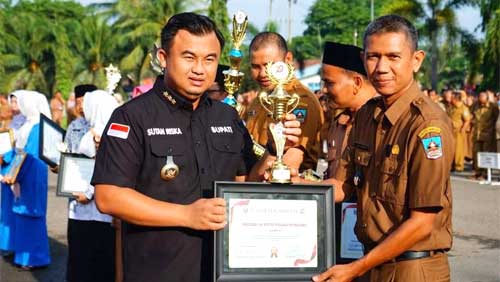 Bupati Dharmasraya, Sutan Riska Tuanku Kerajaan serahkan tropi penghargaan kepada para pemenang peserta lomba Pawai dan Karnaval pada rangkaian kegiatan, dalam rangka memeriahkan HUT Kabupaten Dharmasraya ke-19 usai Apel Gabungan Bulan Februari 2023
