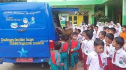 Dinas Kearsipan dan Perpustakaan Kota Sawahlunto, berikan layanan bacaan kepada sekolah-sekolah yang jauh dari layanan perpustakaan melalui pustaka keliling