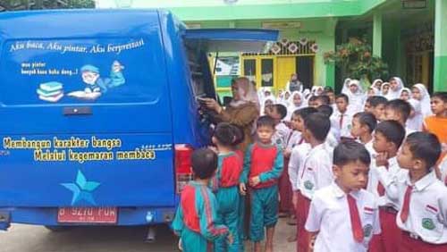 Dinas Kearsipan dan Perpustakaan Kota Sawahlunto, berikan layanan bacaan kepada sekolah-sekolah yang jauh dari layanan perpustakaan melalui pustaka keliling