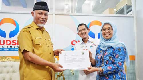 Pemprov Sumbar Dapat Penilaian Pelayanan Publik Berkualitas Tinggi dari Ombudsman RI 1 Gubernur Mahyeldi Ansharullah menerima penghargaan dari Ombudsman Republik Indonesia (Ombudsman RI) atas penilaian terhadap kepatuhan penyelenggaraan pelayanan publik tahun 2022, Pemerintah Provinsi Sumatera Barat (Pemprov. Sumbar) dinilai telah mencapai kategori berkualitas tinggi (zona hijau)