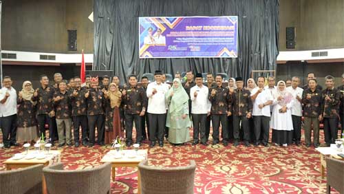 Gubernur Mahyeldi bersama Pengurus MKKS SMK Provinsi Sumbar di hotel Kyriad Bumi Minang Padang