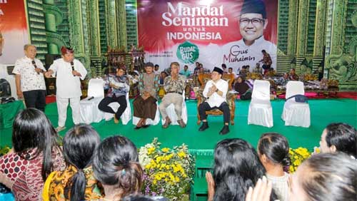 Gus Muhaimin bersama para seniman dan budayawan lokal se-Jatim di sela penyerahan Mandat Seniman untuk Indonesia ”Budal Gus” di Padepokan Seni Kirun, Madiun, Jawa Timur