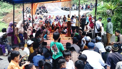Bupati Tanah Datar, Eka Putra resmikan pemakaian jalan antar jorong dari Cubadak Randah - Padang Laweh, Nagari Tanjung Bonai, Kecamatan Lintau Buo Utara