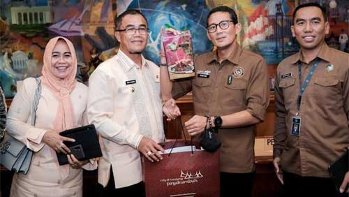 Pj Wako Rida Payakumbuh, Rida Ananda didampingi Ketua Dekranasda Elfriza "Chece" Rida bersama Menteri Pariwisata dan Ekonomi Kreatif Sandiaga Salahuddin Uno, di Jakarta