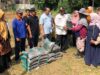Pj Walikota Payakumbuh, Rida Ananda Serahkan Bantuan 200 batang Bibit Cabai dan 20 Kg Pupuk kepada Lili (39) selaku pemilik lahan yang dikelola kelompok PKH kelurahan Padang Sikabu