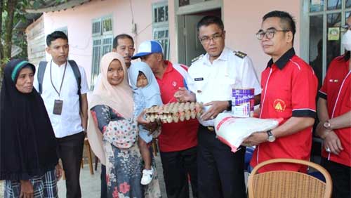 Bersama Ketua HBT Thomas Arya, Pj. Walikota Payakumbuh dan jajaran serahkan bantuan sembako berupa telur, susu dan beras, kepada warga miskin di Kelurahan Payobasung dan kelurahan Padang Tangah Payobadar, kecamatan Payakumbuh Timur