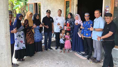 Pj Walikota Payakumbuh Serahkan Bantuan untuk Anak Stunting di Padang Sikabu 1 Pj. Walikota Payakumbuh, Rida Ananda serahkan bantuan kepada anak yang terindikasi Stunting Kelurahan Padang Sikabu, Kecamatan Lamposi Tigo Nagari (Latina)