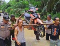 Banjir Di Way Kanan, Polisi, Banser Nu Dan Psht Berjibaku Tolong Warga