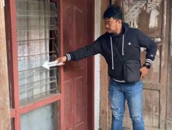 Personel kepolisian sedang melakukan olah TKP