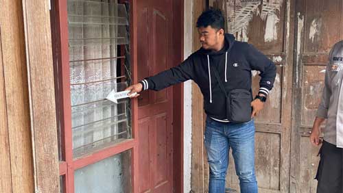 Personel kepolisian sedang melakukan olah TKP