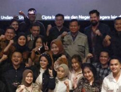 Nikmati Akhir Pekan, Prabowo Nobar Film Adagium Di Bioskop Senayan