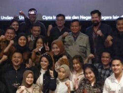 Nikmati Akhir Pekan, Prabowo Nobar Film Adagium di Bioskop Senayan