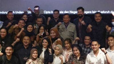 Nikmati Akhir Pekan, Prabowo Nobar Film Adagium di Bioskop Senayan