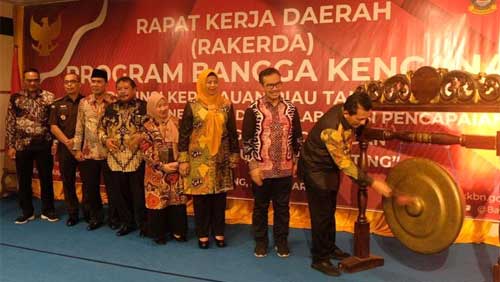 Gubernur Kepulauan Riau, Ansar Ahmad memukul gong tanda mulainya Rakerda Bangga Kencana di Tanjungpinang