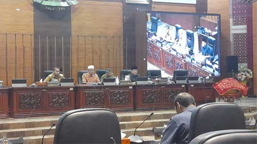 Wakil Ketua DPRD Sumatera Barat (Sumbar), Irsyad Syafar saat memimpin Rapat Paripurna dengan acara penyampaian tanggapan Gubernur terhadap Ranperda Prakarsa DPRD Provinsi Sumatra Barat tentang Pelestarian dan Pemajuan Kebudayaan Daerah