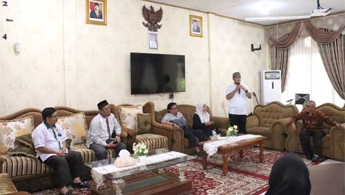 Penjabat Wali Kota Payakumbuh Rida Ananda menjamu pesepeda dari komunitas Federalis Ranah Minang (FEDRAMI) untuk makan siang di rumah dinasnya