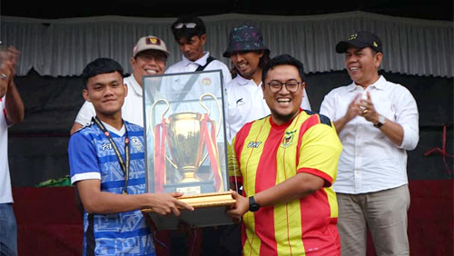 Wakil Bupati Tanah Datar, Richi Aprian Serahkan Trofi Juara Datar Datar Super League Di Lapangan Hijau Kecamatan Lima Kaum