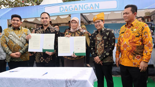 Sarasehan BUM Desa di Bintan Dihadiri Ribuan Peserta dari Seluruh Indonesia 1 Gubernur Kepulauan Riau, H. Ansar Ahmad dampingi Menteri Desa/Pembangunan Daerah Tertinggal dan Transmigrasi Abdul Halim Iskandar dalam pembukaan sarasehan