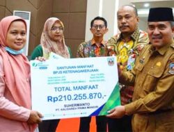 Sekda Dharmasraya Serahkan Santunan Manfaat BPJS Ketenagakerjaan kepada Ahli Waris