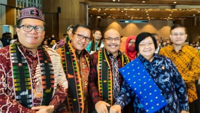 Sekda Hansastri Serahkan Buku Rencana Kerja Ifnet 2030 Sub Nasional Provinsi Sumbar Di Labuhan Bajo