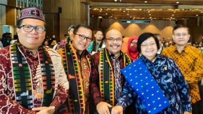 Sekda Hansastri Serahkan Buku Rencana Kerja IFNET 2030 Sub Nasional Provinsi Sumbar di Labuhan Bajo