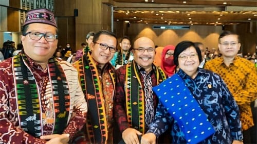 Sekda Provinsi Sumatera Barat Hansastri bersama Menteri Lingkungan Hidup dan Kehutanan Ibu Siti Nurbaya dalam acara Kick Off Sosialisasi IFNET 2030 yang diadakan di Labuhan Bajo, Nusa Tenggara Timur