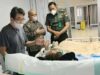 Sekdaprov Sumbar, Hansastri Besuk Mantan Gubernur Azwar Anas di RS Gatot Subroto